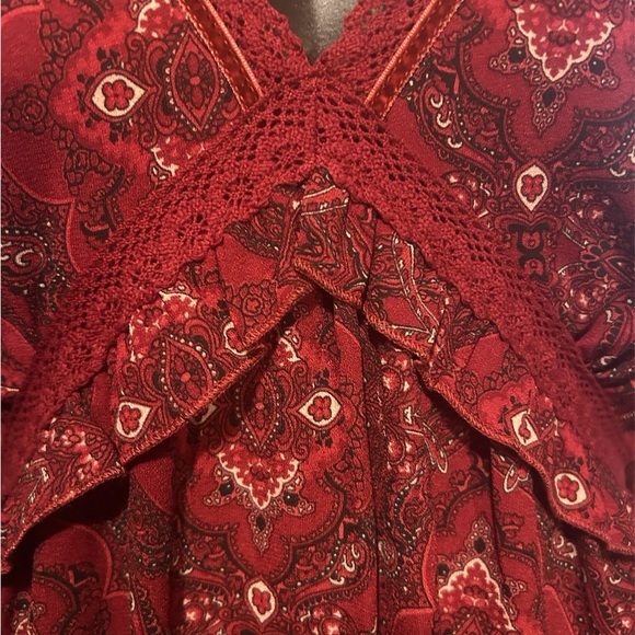 Maurice’s red and paisley print long sleeve dress. Tie back and ruffles top - Picture 4 of 9